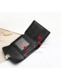 Mini portafoglio in pelle trapuntata nera con patta e chiusura testa di serpente. Due scomparti con slot per carte.