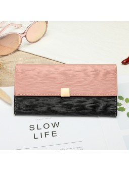 Portafoglio lungo bicolore in pelle martellata rosa e nera, patta e chiusura in metallo. Due scomparti con slot per carte