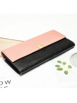Portafoglio lungo bicolore in pelle martellata rosa e nera, patta e chiusura in metallo. Due scomparti con slot per carte