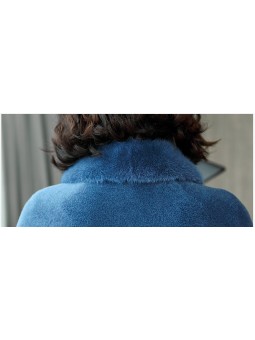 Manteau en laine bleu à simple boutonnage, col classique, manches longues et poches en biais. Fermeture à boutons dissimulés.