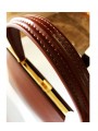 Borsa in pelle marrone con struttura dorata e clip. Due scomparti e una tasca con zip.