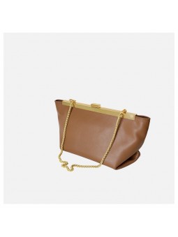 Pochette marrone in pelle con cornice dorata e chiusura a clip. Portabile a mano o a spalla con catena dorata.