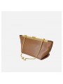 Pochette marrone in pelle con cornice dorata e chiusura a clip. Portabile a mano o a spalla con catena dorata.
