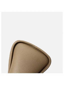 Bolso saco de cuero graneado beige, cierre de botón a presión metálico y acabado plateado.
