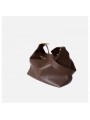 Sac hobo en cuir souple marron café, porté à l'épaule avec une lanière réglable en cuir et boucle dorée.