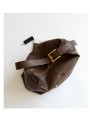 Sac hobo en cuir souple marron café, porté à l'épaule avec une lanière réglable en cuir et boucle dorée.
