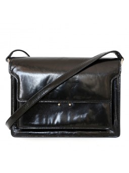 Sac à bandoulière vintage en cuir noir, rehaussé d’un fermoir métallique sur le rabat. Lanière en cuir réglable