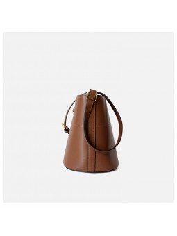 Borsa secchiello in pelle marrone, con tracolla in pelle regolabile e rimovibile per un look versatile.