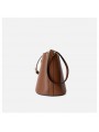 Borsa secchiello in pelle marrone, con tracolla in pelle regolabile e rimovibile per un look versatile.