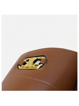 Borsa secchiello in pelle marrone, con tracolla in pelle regolabile e rimovibile per un look versatile.