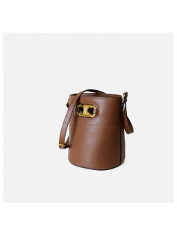 Borsa secchiello in pelle marrone, con tracolla in pelle regolabile e rimovibile per un look versatile.