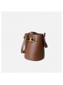 Borsa secchiello in pelle marrone, con tracolla in pelle regolabile e rimovibile per un look versatile.