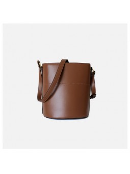 Borsa secchiello in pelle marrone, con tracolla in pelle regolabile e rimovibile per un look versatile.