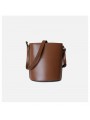 Borsa secchiello in pelle marrone, con tracolla in pelle regolabile e rimovibile per un look versatile.