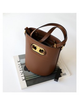 Borsa secchiello in pelle marrone, con tracolla in pelle regolabile e rimovibile per un look versatile.