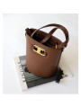Borsa secchiello in pelle marrone, con tracolla in pelle regolabile e rimovibile per un look versatile.