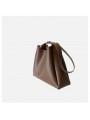 Bolso tote de cuero flexible marrón con bolsillo con cremallera y correa ajustable de cuero.