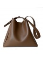 Bolso tote de cuero flexible marrón con bolsillo con cremallera y correa ajustable de cuero.