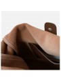 Bolso tote de cuero flexible marrón claro con bolsillo con cremallera y correa ajustable de cuero.