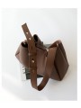Bolso tote de cuero flexible marrón con bolsillo con cremallera y correa ajustable de cuero.