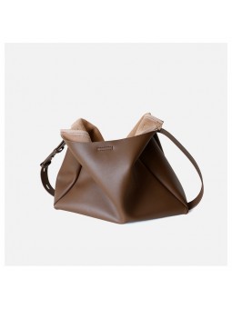 Bolso tote de cuero flexible marrón con bolsillo con cremallera y correa ajustable de cuero.