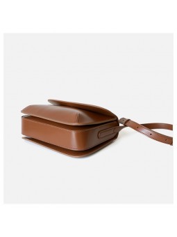 Borsa a tracolla in pelle marrone dallo stile minimalista con patta e chiusura con bottone a pressione.
