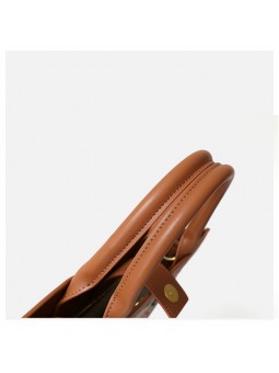 Borsa shopping verticale in jacquard floreale marrone con due manici superiori e chiusura con bottone a pressione.