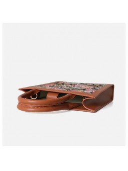 Borsa shopping verticale in jacquard floreale marrone con due manici superiori e chiusura con bottone a pressione.