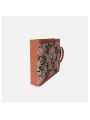Borsa shopping verticale in jacquard floreale marrone con due manici superiori e chiusura con bottone a pressione.