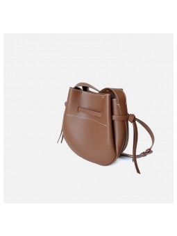 Borsa a secchiello in pelle marrone con chiusura a cinturini e tracolla in pelle, cuciture a vista.