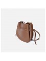 Borsa a secchiello in pelle marrone con chiusura a cinturini e tracolla in pelle, cuciture a vista.