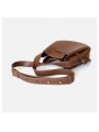 Borsa a secchiello in pelle marrone con chiusura a cinturini e tracolla in pelle, cuciture a vista.