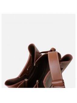 Borsa a secchiello in pelle marrone con chiusura a cinturini e tracolla in pelle, cuciture a vista.