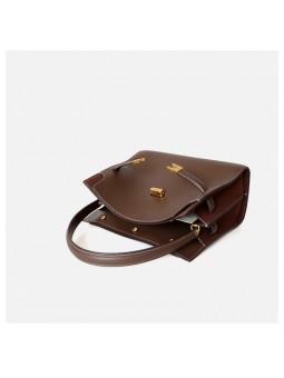 Bolso tote de cuero marrón con detalle en ante, multi-compartimentos y cierre con correas.