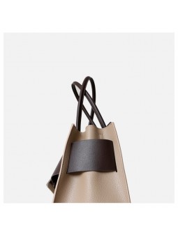 Borsa tote in pelle con cintura e fibbia, chiusura con zip, tracolla in grosgrain. Disponibile in beige.