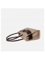 Borsa tote in pelle con cintura e fibbia, chiusura con zip, tracolla in grosgrain. Disponibile in beige.