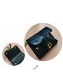 Petit portefeuille femme saddle pliable en cuir effet croco, orné d'un D en métal doré.