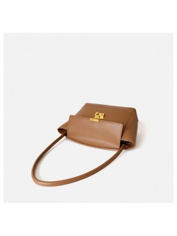 Bolso de hombro de cuero caramelo con solapa y cierre metálico, asa de cuero para llevar al hombro con style.