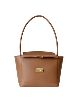 Bolso de hombro de cuero caramelo con solapa y cierre metálico, asa de cuero para llevar al hombro con style.