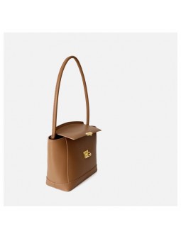 Bolso de hombro de cuero caramelo con solapa y cierre metálico, asa de cuero para llevar al hombro con style.