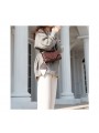 Bolso bandolera de cuero caramelo con forma de sobre, cierre de solapa y correa, asa de cuero.