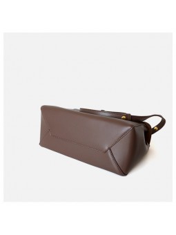 Sac à bandoulière en cuir marron avec fermeture à rabat et tourniquet, lanière en cuir réglable.