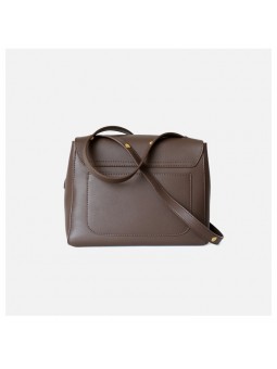 Sac à bandoulière en cuir marron avec fermeture à rabat et tourniquet, lanière en cuir réglable.