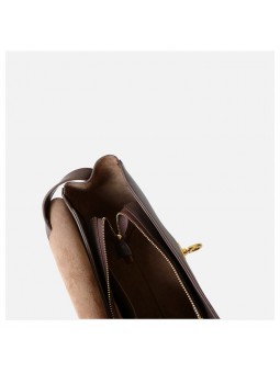 Sac à bandoulière en cuir nude avec fermeture à rabat et tourniquet, lanière en cuir réglable.