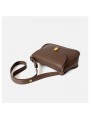Borsa grande a tracolla in pelle marrone con patta e chiusura in metallo.