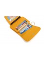 Pequeño monedero amarillo de cuero con solapa y anillo, diseño minimalista.