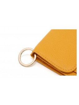 Piccolo portamonete giallo in pelle con patta e anello, design minimalista.
