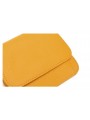 Pequeño monedero amarillo de cuero con solapa y anillo, diseño minimalista.