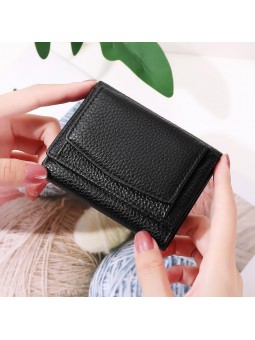 Mini monedero de mujer en cuero granulado negro, acabado dorado.