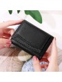 Mini monedero de mujer en cuero granulado negro, acabado dorado.